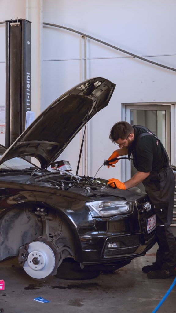 service Cosmo Motors Iași unde se face înlocuire volantă Audi A4